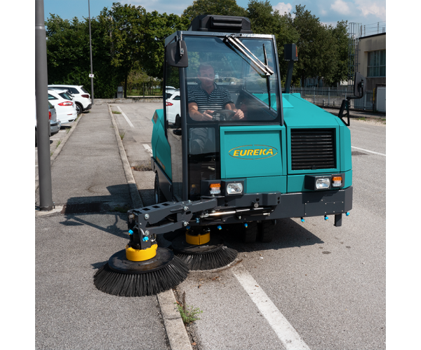 Balayeuse industrielle EUREKA BULL 200 conducteur porté diesel