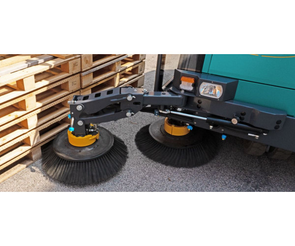 Balayeuse industrielle EUREKA BULL 200 conducteur porté diesel